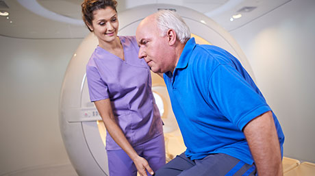 Exploración de pacientes con implantes condicionales para RM